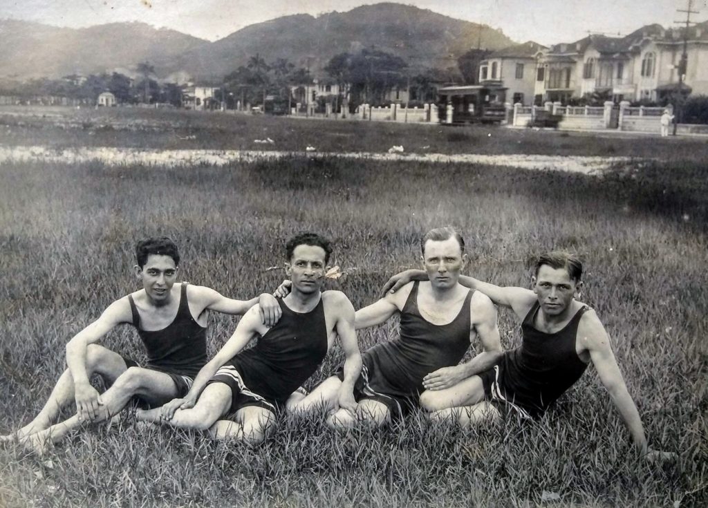 Emmerich Flatschart (primeiro à direita) com amigos em Santos SP por volta de 1930.