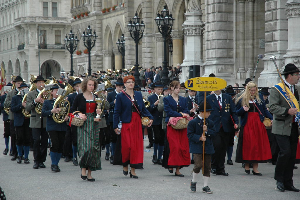 Músicos de Hofstetten-Grünau participando da Österreichisches Blasmusikfest 2013 em Viena - Weisserstier from Wien, Austria [CC BY 2.0]