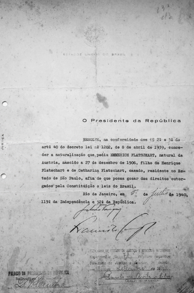 Documento de naturalização de Emmerich Flatschart, com a assinatura do Presidente Getúlio Vargas.